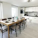 Private In 5br & 1lr Shared Aprt, Near Center With Kitchen & Wifi Apartmán