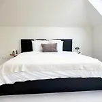Private In 5br & 1lr Shared Aprt, Near Center With Kitchen & Wifi