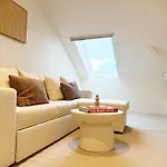 Private In 5br & 1lr Shared Aprt, Near Center With Kitchen & Wifi
