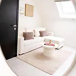 Private In 5br & 1lr Shared Aprt, Near Center With Kitchen & Wifi Apartmán *