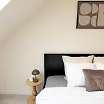 Private In 5br & 1lr Shared Aprt, Near Center With Kitchen & Wifi *