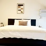 Private In 5br & 1lr Shared Aprt, Near Center With Kitchen & Wifi *