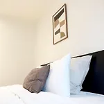 Private In 5br & 1lr Shared Aprt, Near Center With Kitchen & Wifi *