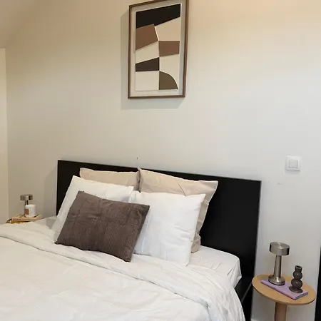 Apartment Private In 6br Shared Aprt, Near Center With Kitchen & Wifi *