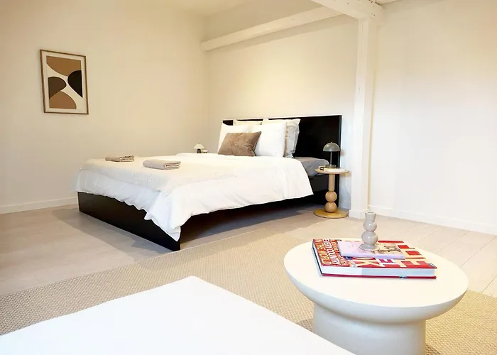 Private In 5br & 1lr Shared Aprt, Near Center With Kitchen & Wifi *