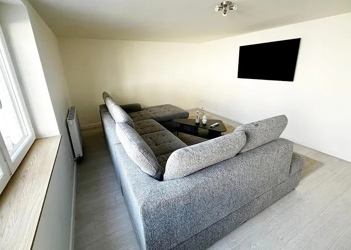 Private In 5br & 1lr Shared Aprt, Near Center With Kitchen & Wifi