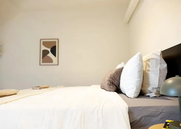 Apartment Private In 5br & 1lr Shared Aprt, Near Center With Kitchen & Wifi