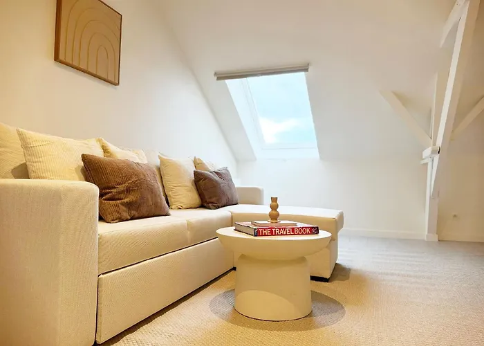 Private In 5br & 1lr Shared Aprt, Near Center With Kitchen & Wifi