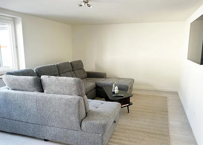 Appartamento Private In 5br & 1lr Shared Aprt, Near Center With Kitchen & Wifi Gand