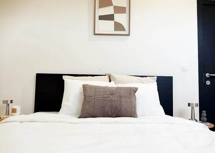 Private In 5br & 1lr Shared Aprt, Near Center With Kitchen & Wifi Apartment *