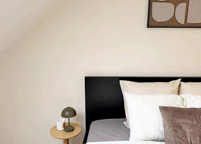 Private In 5br & 1lr Shared Aprt, Near Center With Kitchen & Wifi *