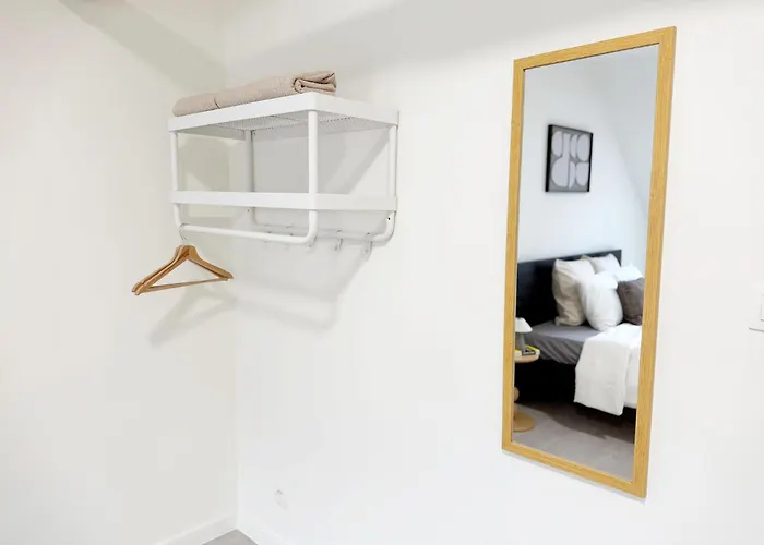 Private In 5br & 1lr Shared Aprt, Near Center With Kitchen & Wifi