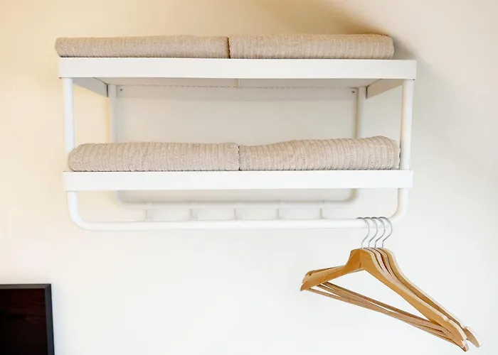 Private In 5br & 1lr Shared Aprt, Near Center With Kitchen & Wifi