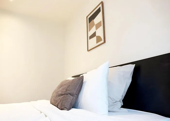 Private In 5br & 1lr Shared Aprt, Near Center With Kitchen & Wifi *