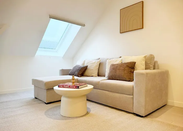 Private In 5br & 1lr Shared Aprt, Near Center With Kitchen & Wifi