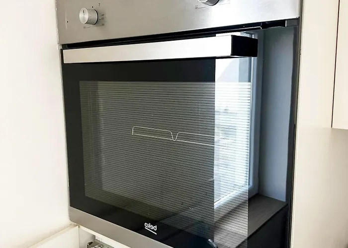 Private In 5br & 1lr Shared Aprt, Near Center With Kitchen & Wifi