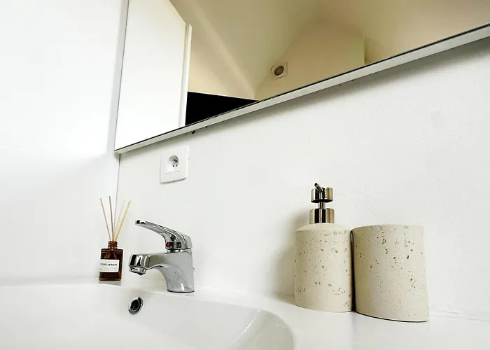 Appartamento Private In 5br & 1lr Shared Aprt, Near Center With Kitchen & Wifi *