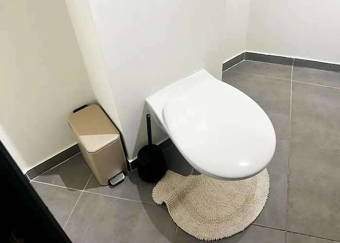 Private In 5br & 1lr Shared Aprt, Near Center With Kitchen & Wifi Apartment *